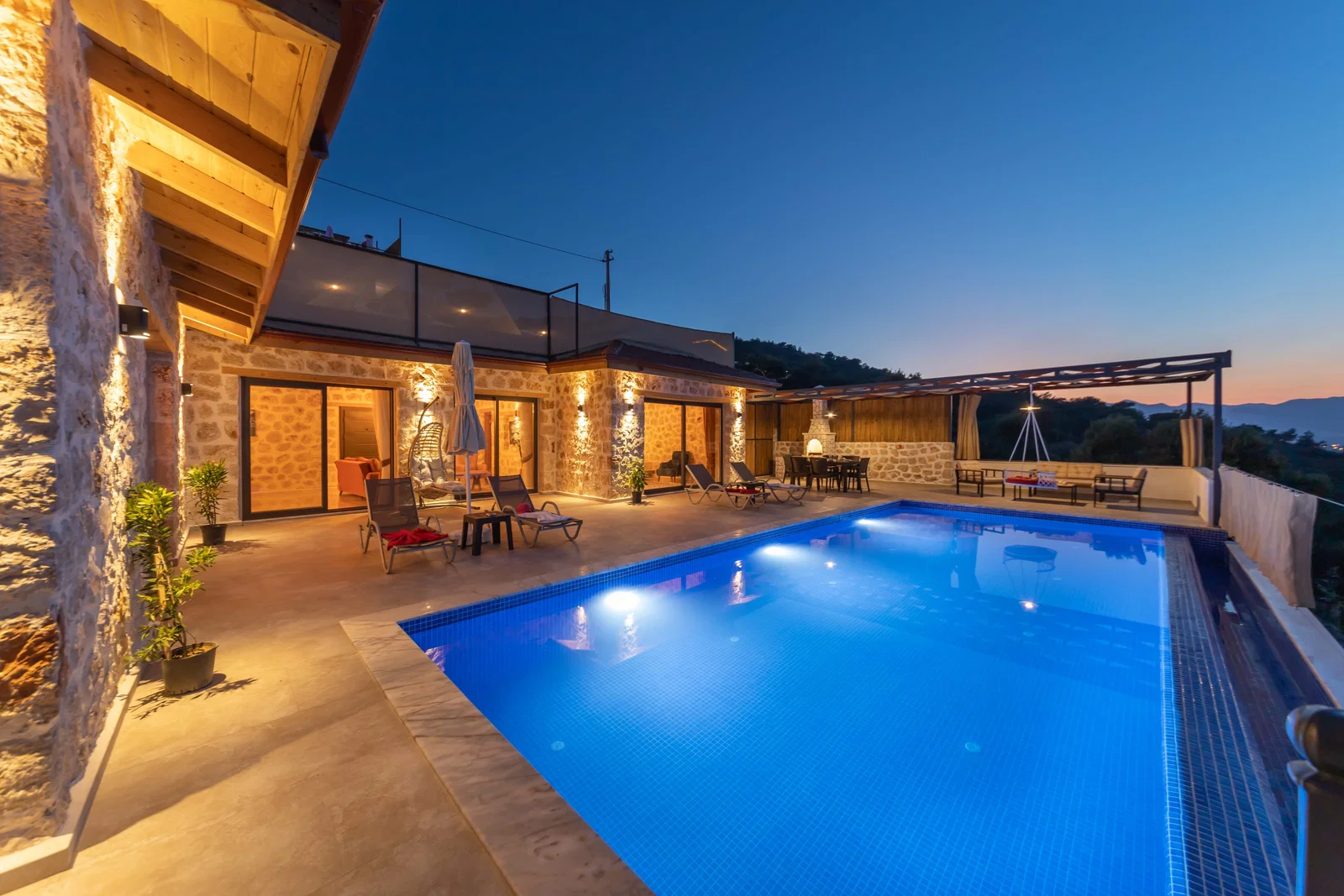 Yeşilköy’de Balayı Çiftlerine Uygun, Korunaklı Havuzlu, 2 Yatak Odalı, Kiralık Villa