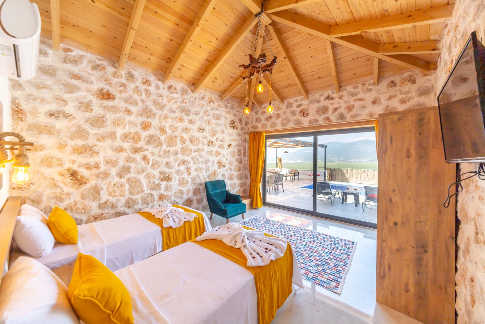 Yeşilköy’de Balayı Çiftlerine Uygun, Korunaklı Havuzlu, 2 Yatak Odalı, Kiralık Villa