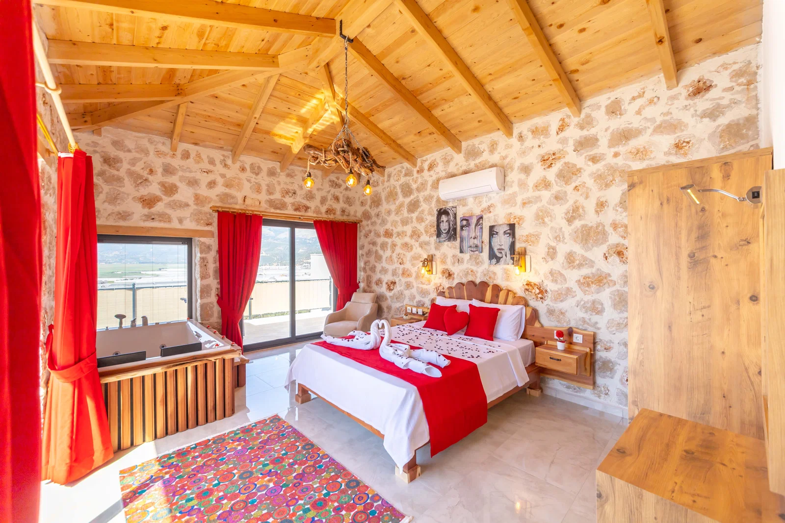 Yeşilköy’de Balayı Çiftlerine Uygun, Korunaklı Havuzlu, 2 Yatak Odalı, Kiralık Villa