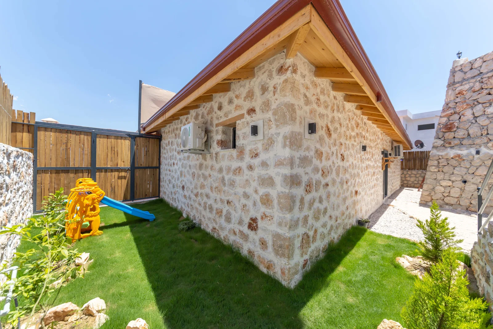 Yeşilköy’de Balayı Çiftlerine Uygun, Korunaklı Havuzlu, 2 Yatak Odalı, Kiralık Villa