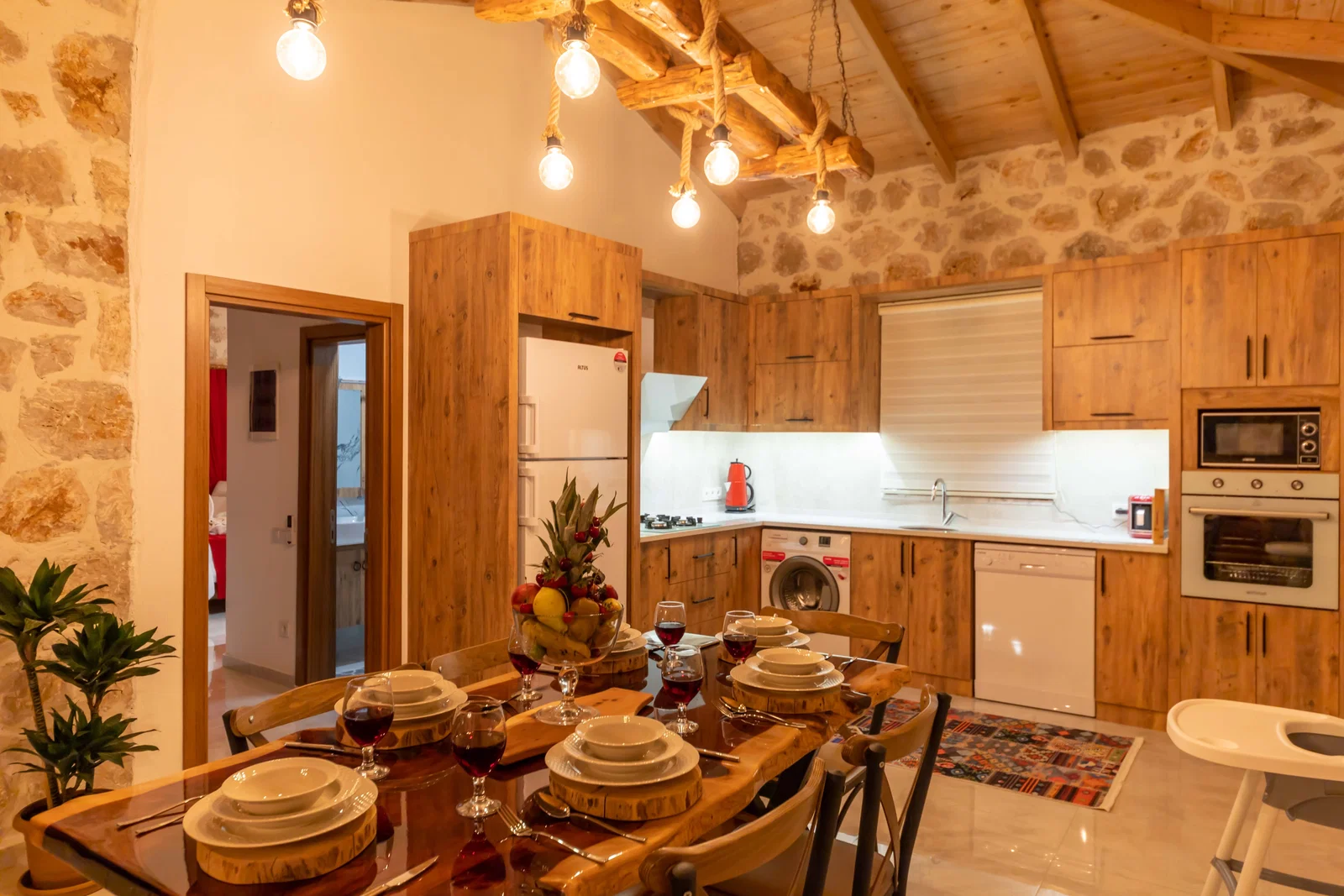 Yeşilköy’de Balayı Çiftlerine Uygun, Korunaklı Havuzlu, 2 Yatak Odalı, Kiralık Villa