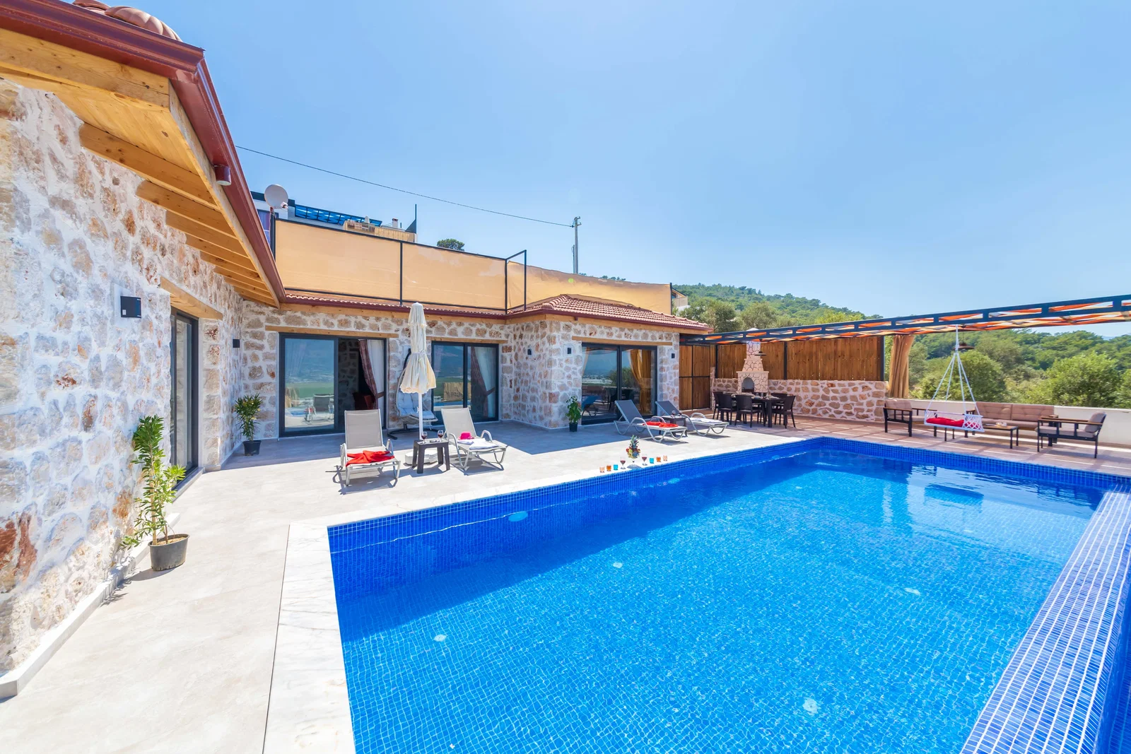 Yeşilköy’de Balayı Çiftlerine Uygun, Korunaklı Havuzlu, 2 Yatak Odalı, Kiralık Villa