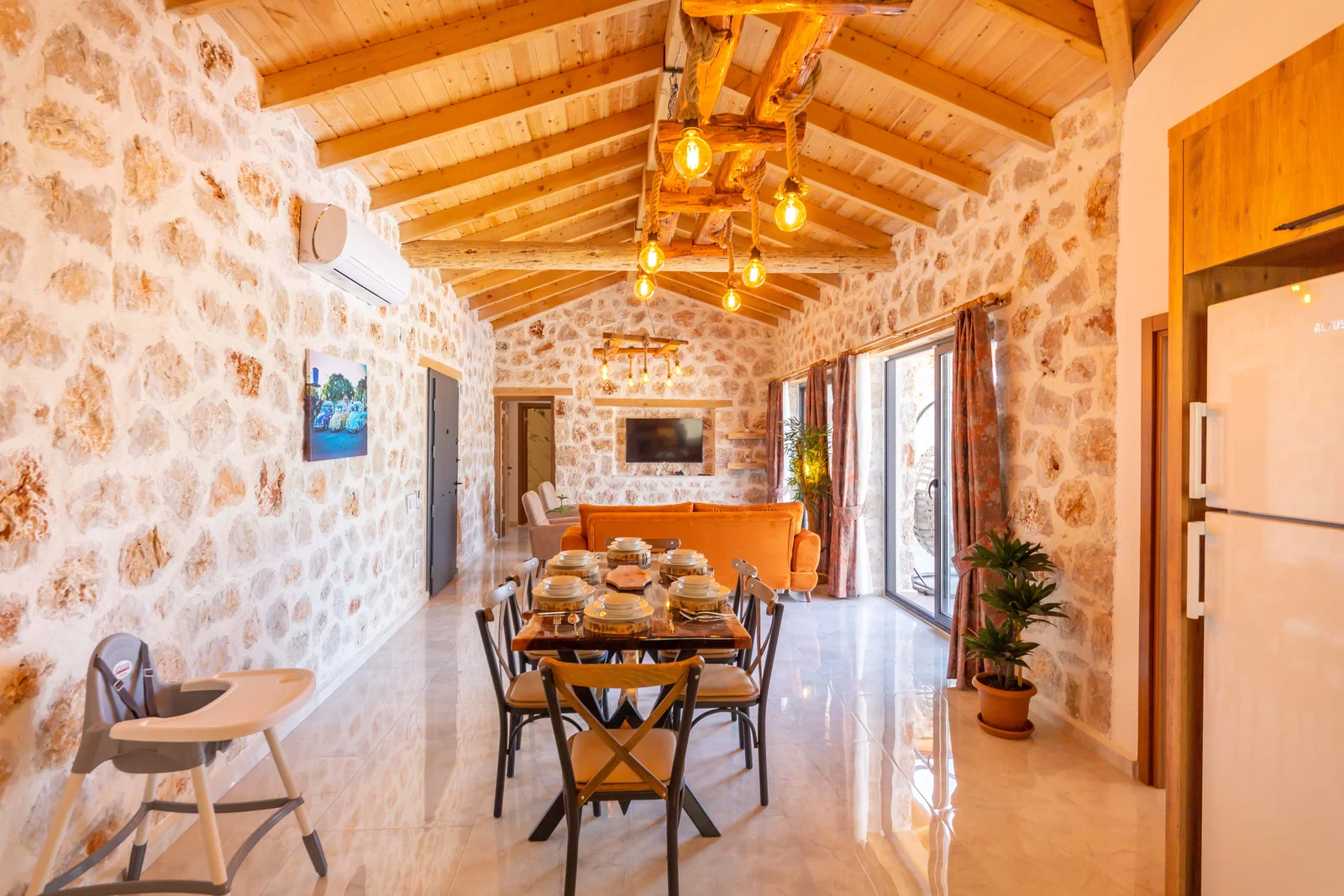 Yeşilköy’de Balayı Çiftlerine Uygun, Korunaklı Havuzlu, 2 Yatak Odalı, Kiralık Villa