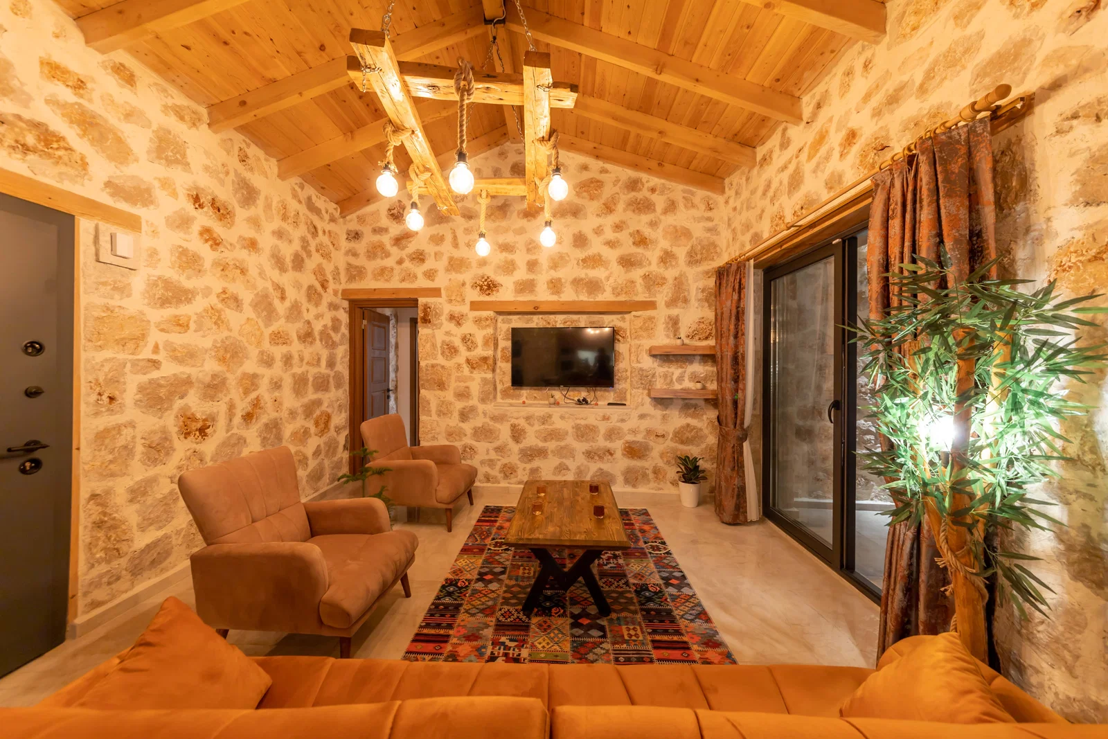 Yeşilköy’de Balayı Çiftlerine Uygun, Korunaklı Havuzlu, 2 Yatak Odalı, Kiralık Villa