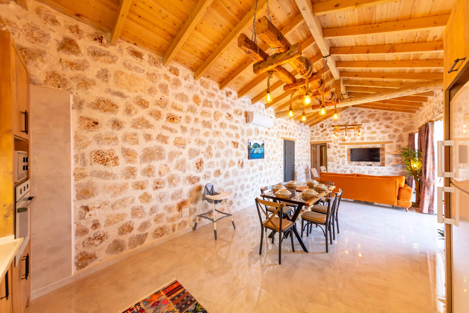 Yeşilköy’de Balayı Çiftlerine Uygun, Korunaklı Havuzlu, 2 Yatak Odalı, Kiralık Villa
