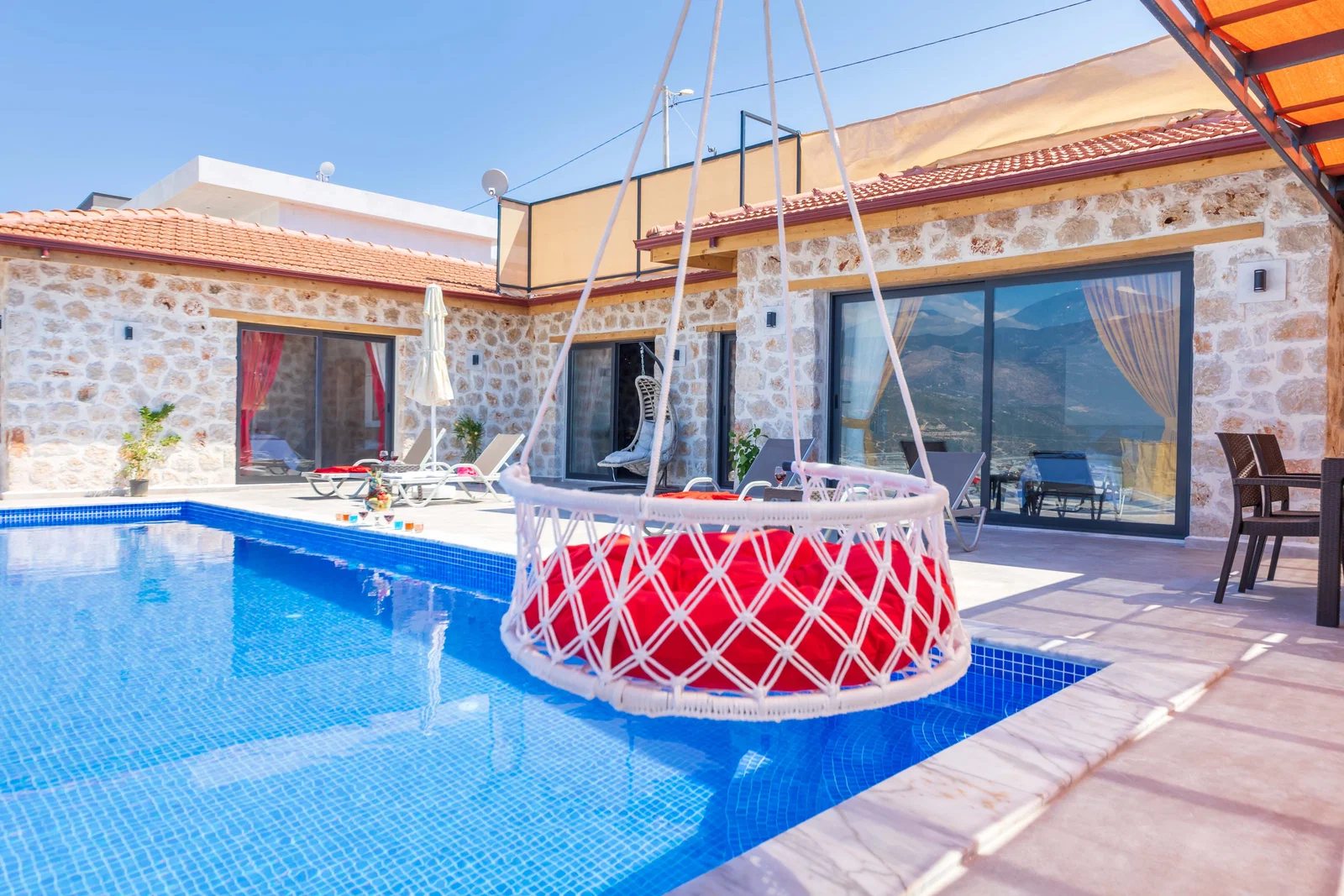 Yeşilköy’de Balayı Çiftlerine Uygun, Korunaklı Havuzlu, 2 Yatak Odalı, Kiralık Villa