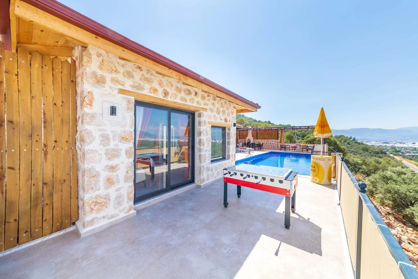 Yeşilköy’de Balayı Çiftlerine Uygun, Korunaklı Havuzlu, 2 Yatak Odalı, Kiralık Villa