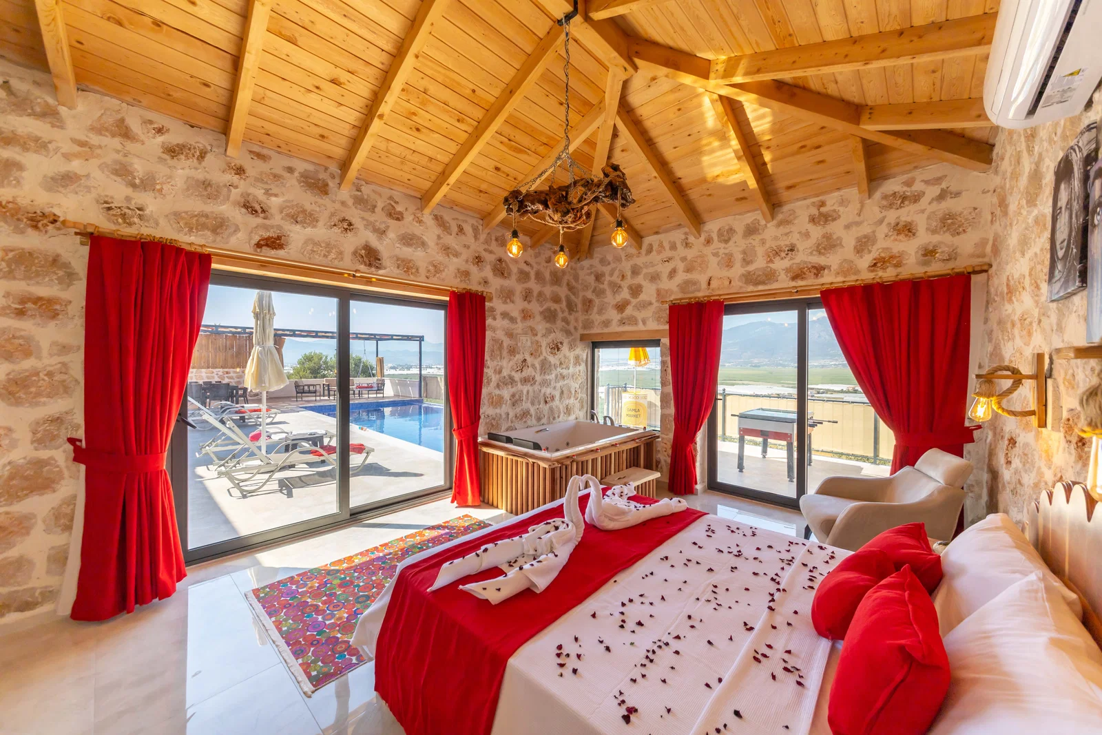 Yeşilköy’de Balayı Çiftlerine Uygun, Korunaklı Havuzlu, 2 Yatak Odalı, Kiralık Villa