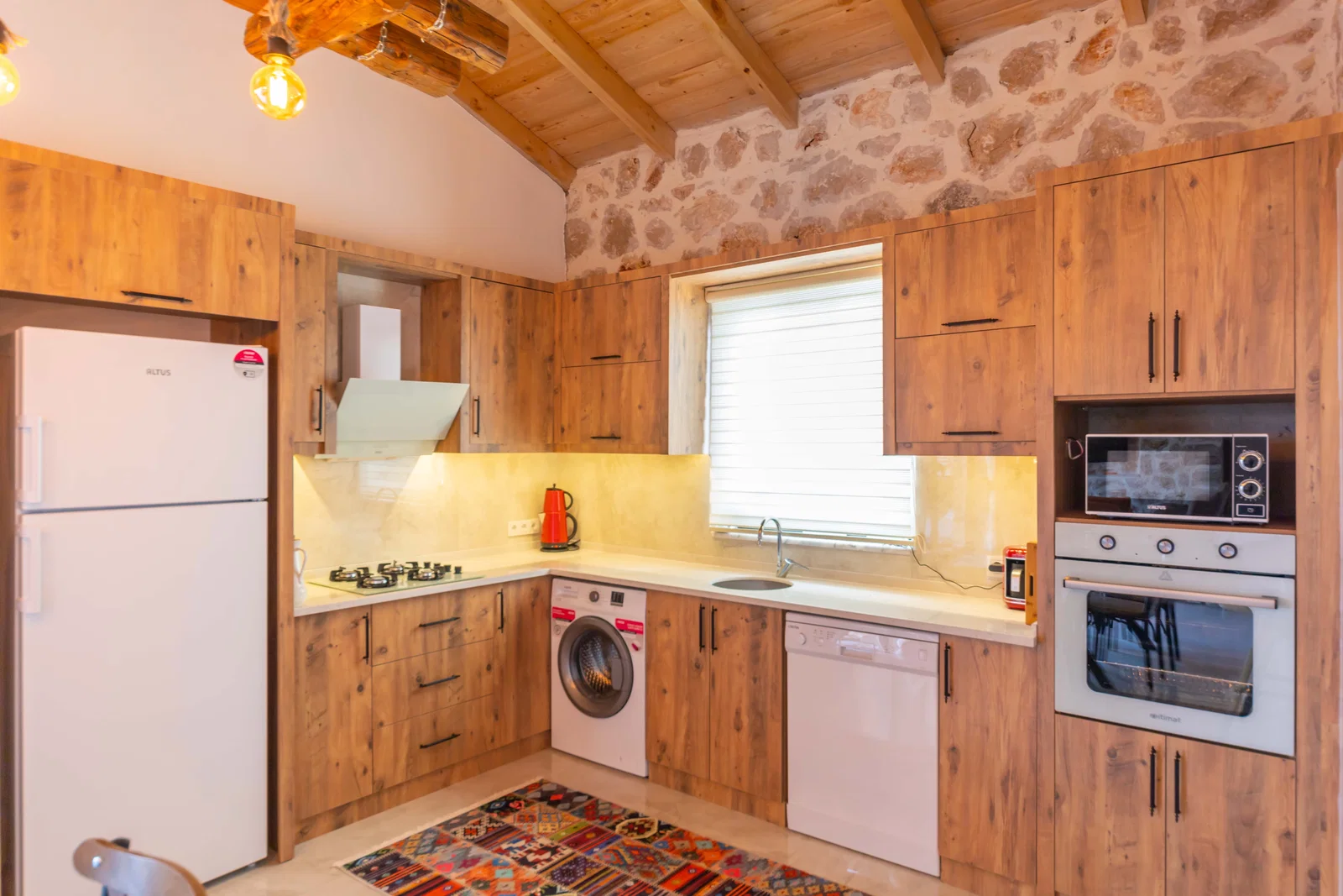 Yeşilköy’de Balayı Çiftlerine Uygun, Korunaklı Havuzlu, 2 Yatak Odalı, Kiralık Villa