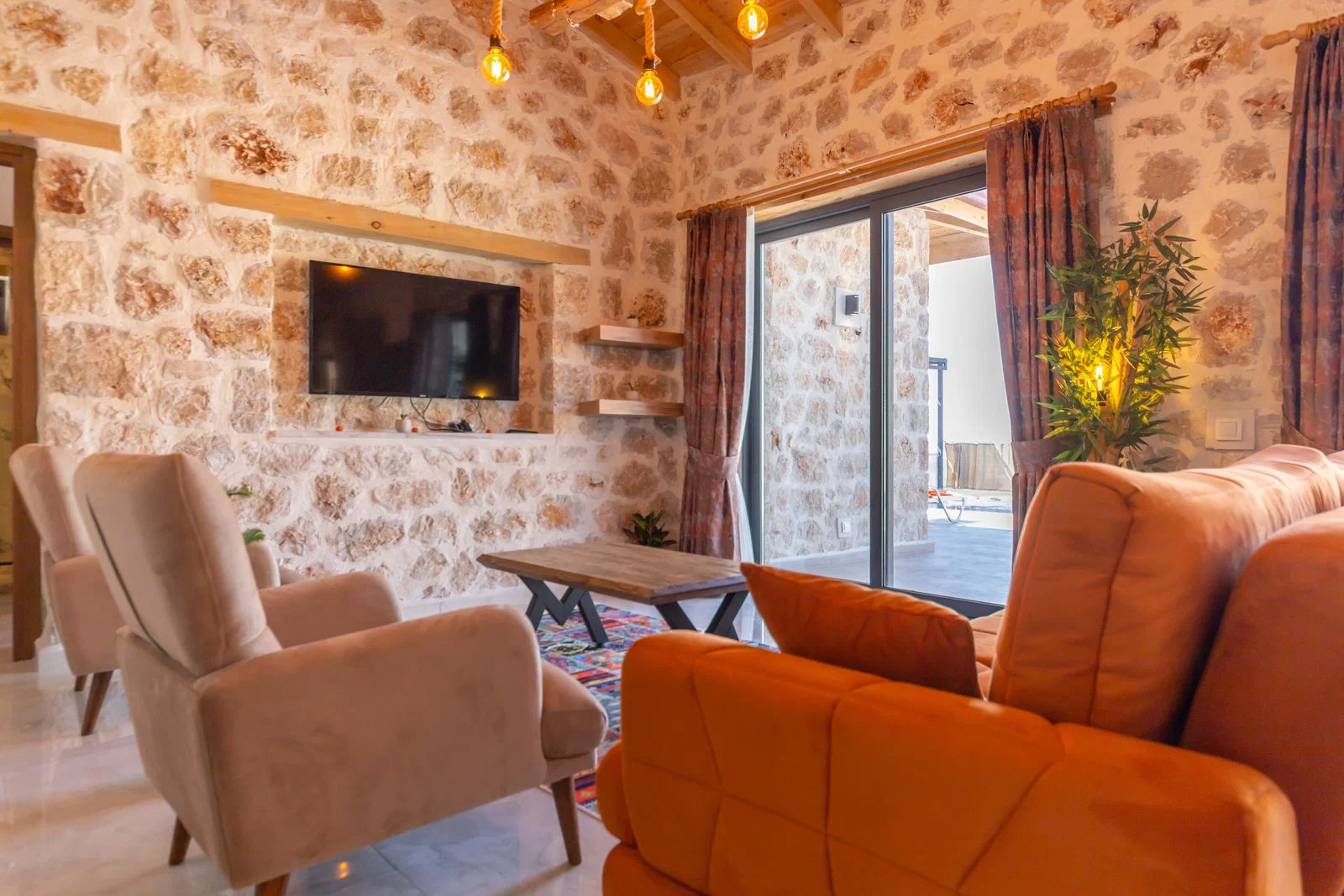 Yeşilköy’de Balayı Çiftlerine Uygun, Korunaklı Havuzlu, 2 Yatak Odalı, Kiralık Villa