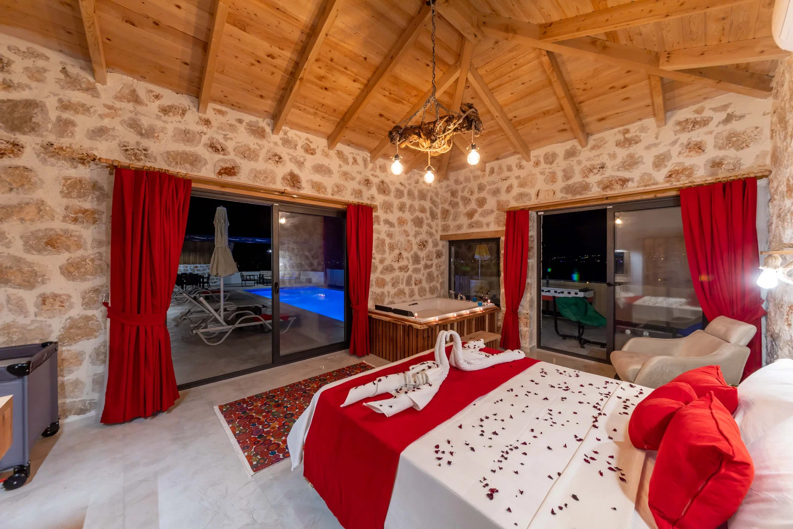 Yeşilköy’de Balayı Çiftlerine Uygun, Korunaklı Havuzlu, 2 Yatak Odalı, Kiralık Villa