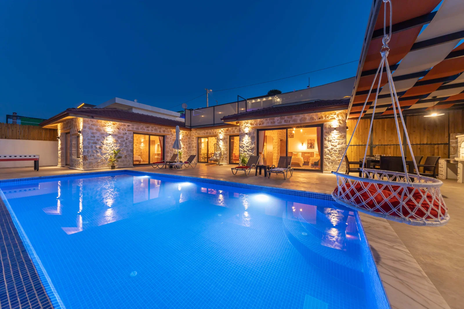 Yeşilköy’de Balayı Çiftlerine Uygun, Korunaklı Havuzlu, 2 Yatak Odalı, Kiralık Villa