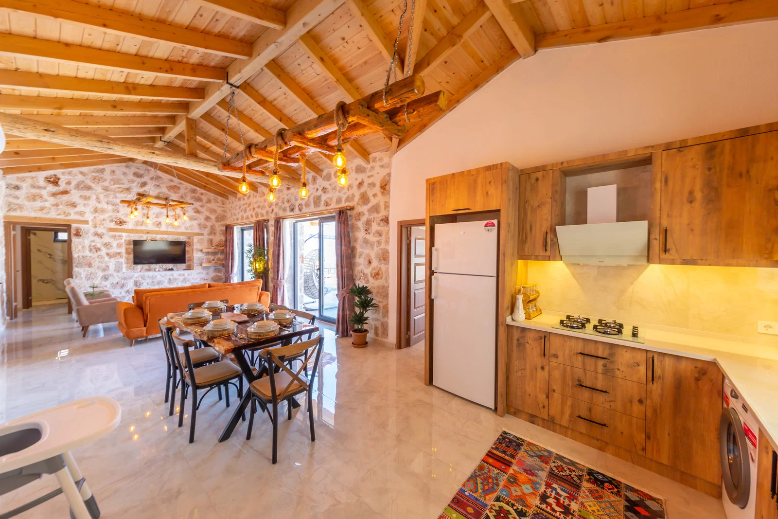 Yeşilköy’de Balayı Çiftlerine Uygun, Korunaklı Havuzlu, 2 Yatak Odalı, Kiralık Villa