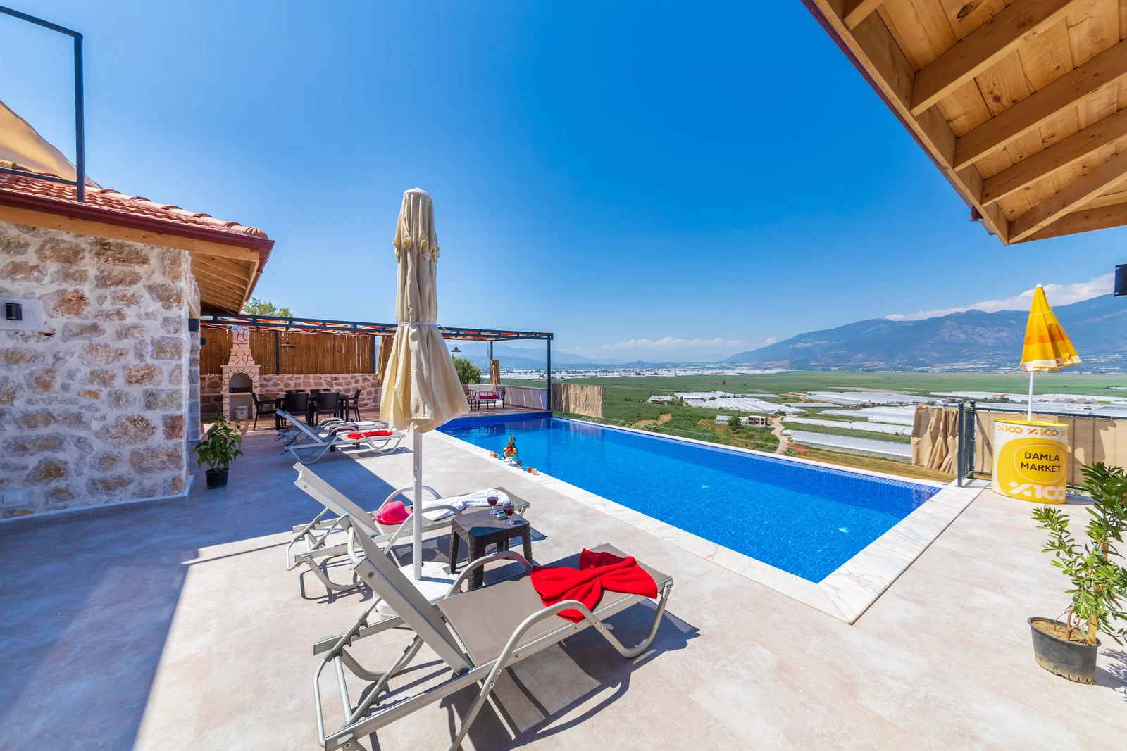 Yeşilköy’de Balayı Çiftlerine Uygun, Korunaklı Havuzlu, 2 Yatak Odalı, Kiralık Villa