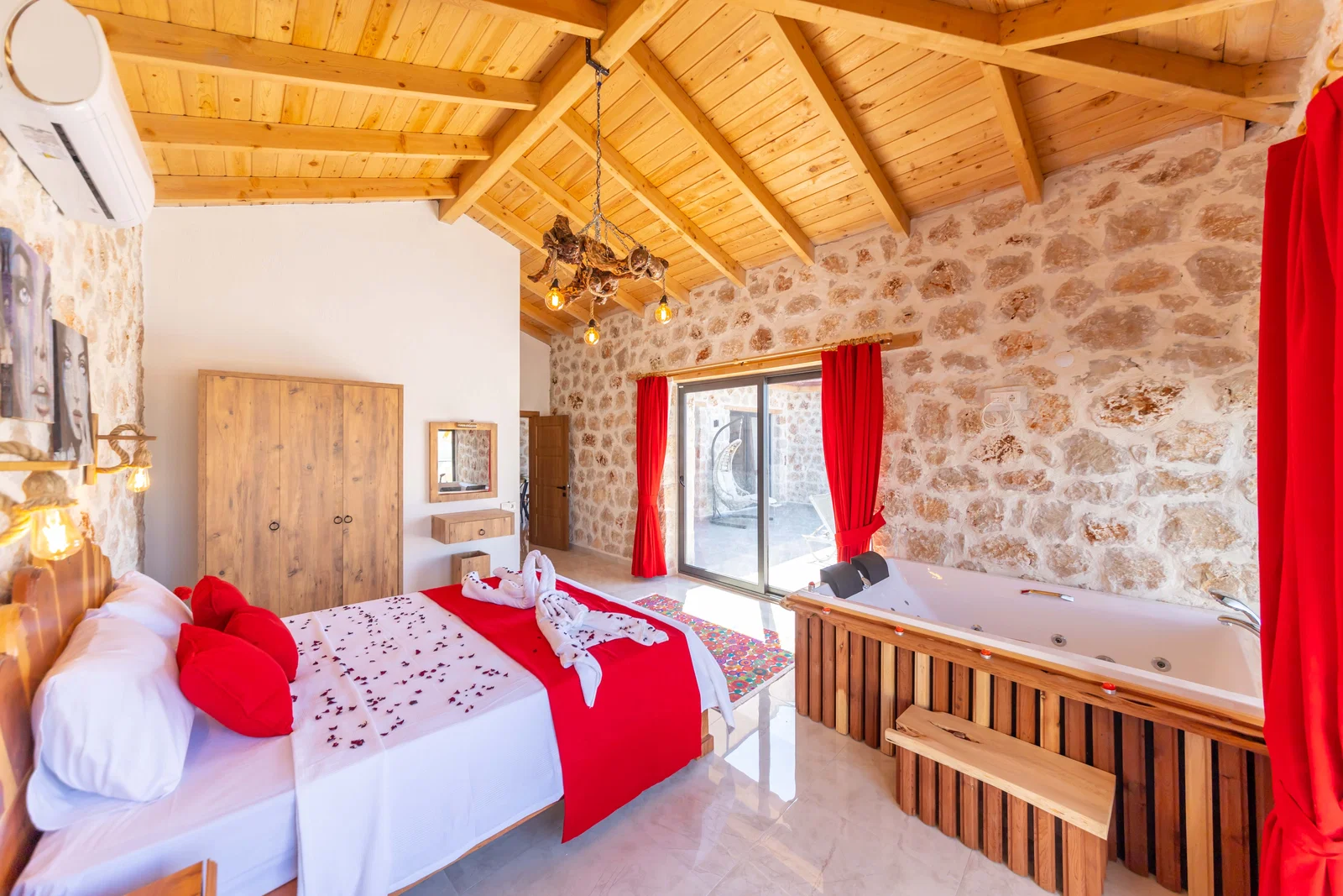 Yeşilköy’de Balayı Çiftlerine Uygun, Korunaklı Havuzlu, 2 Yatak Odalı, Kiralık Villa