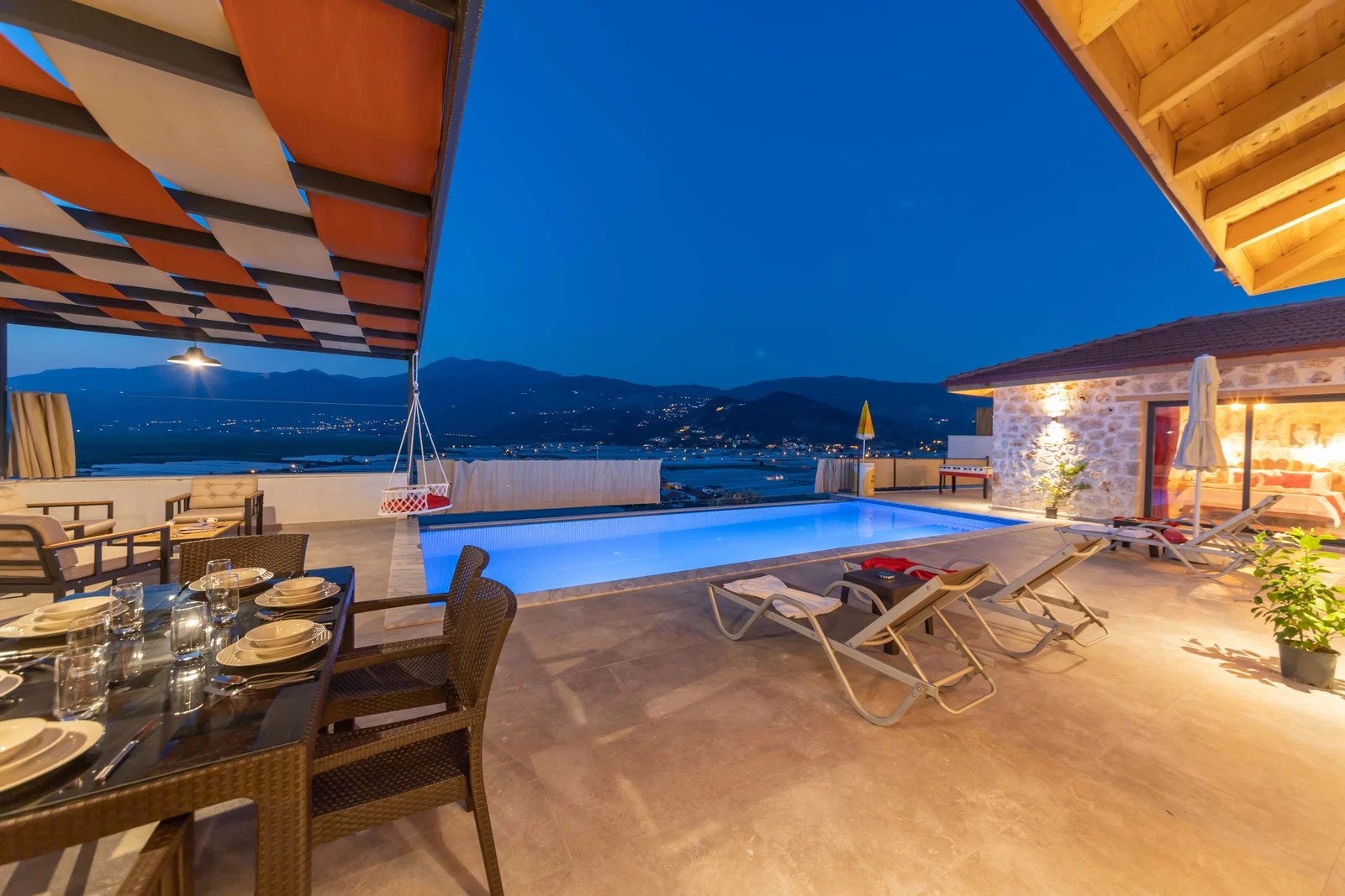 Yeşilköy’de Balayı Çiftlerine Uygun, Korunaklı Havuzlu, 2 Yatak Odalı, Kiralık Villa