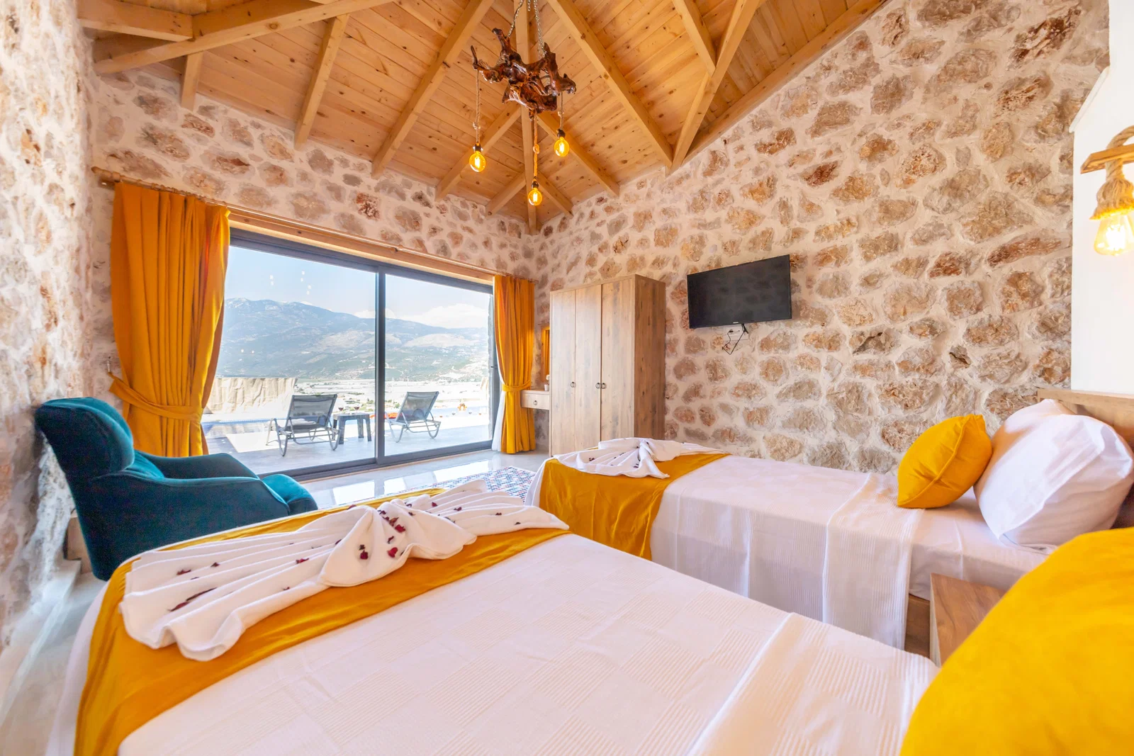 Yeşilköy’de Balayı Çiftlerine Uygun, Korunaklı Havuzlu, 2 Yatak Odalı, Kiralık Villa