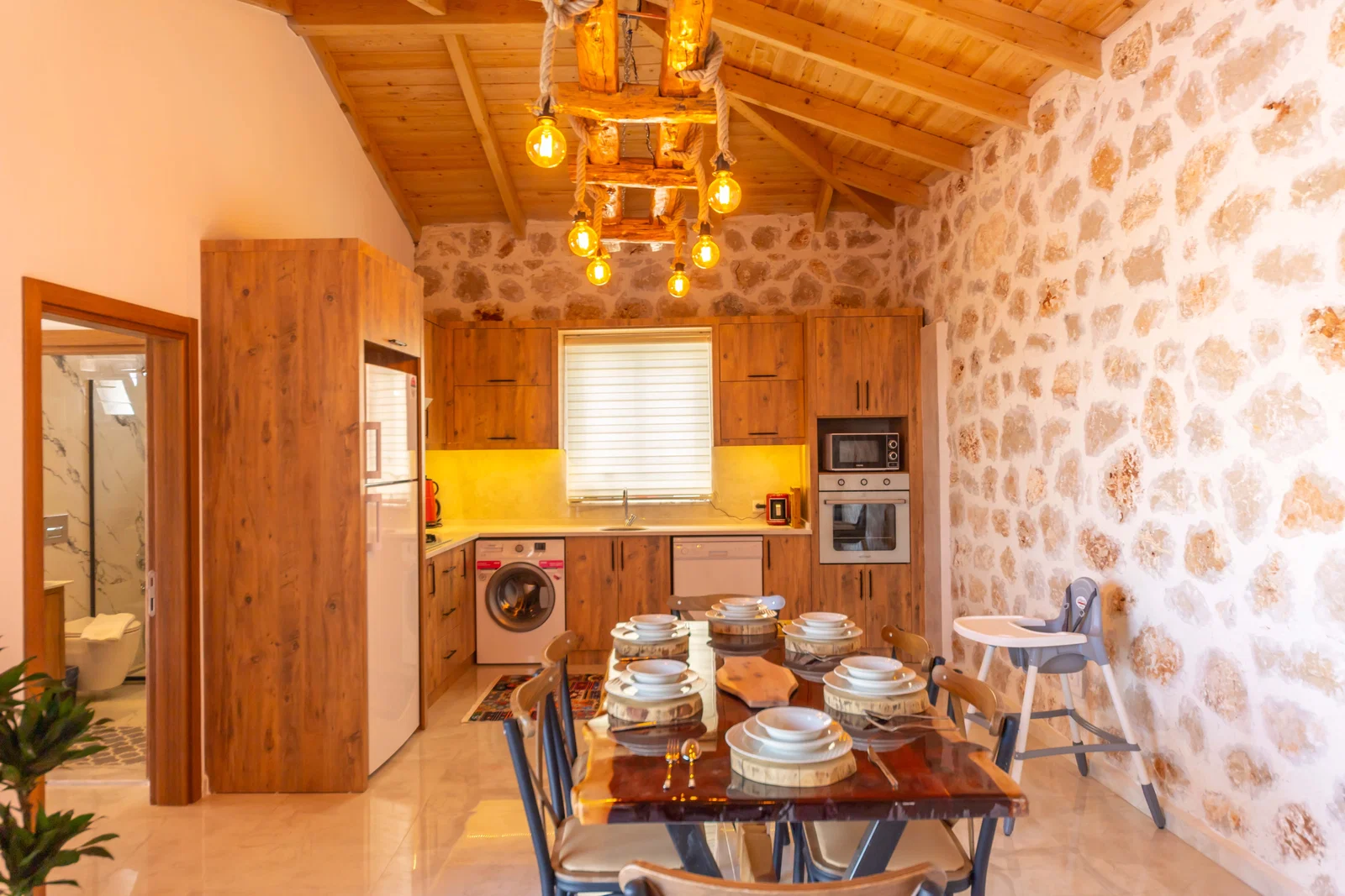 Yeşilköy’de Balayı Çiftlerine Uygun, Korunaklı Havuzlu, 2 Yatak Odalı, Kiralık Villa
