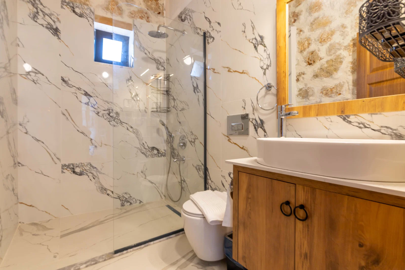 Yeşilköy’de Balayı Çiftlerine Uygun, Korunaklı Havuzlu, 2 Yatak Odalı, Kiralık Villa
