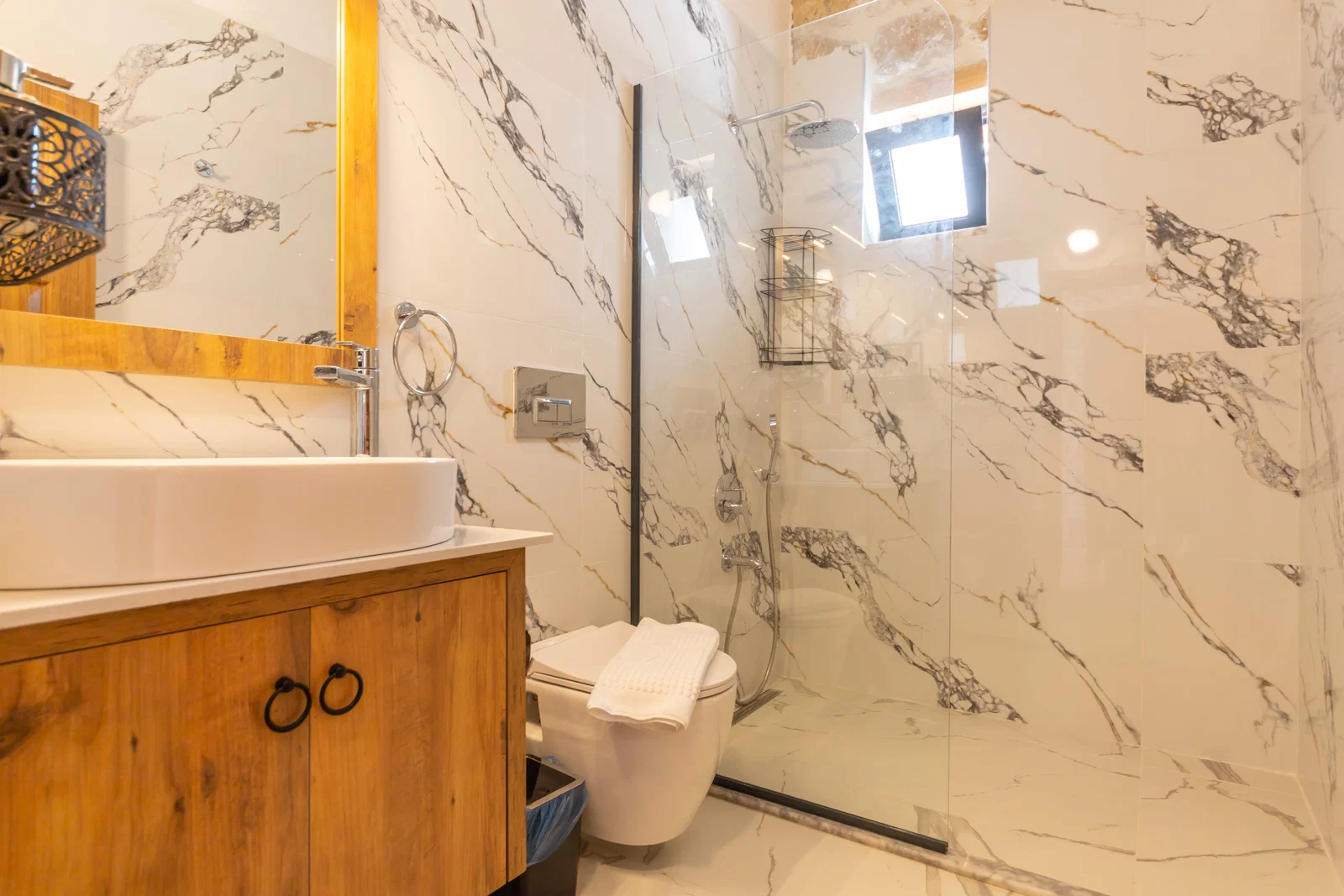 Yeşilköy’de Balayı Çiftlerine Uygun, Korunaklı Havuzlu, 2 Yatak Odalı, Kiralık Villa