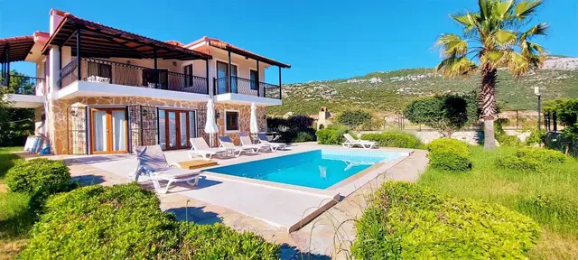 Bezirgan’da Huzurlu, Korunaklı Havuzlu, 6 Kişilik, Ekonomik Villa