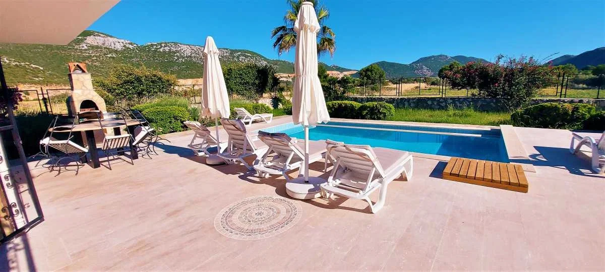 Bezirgan’da Huzurlu, Korunaklı Havuzlu, 6 Kişilik, Ekonomik Villa