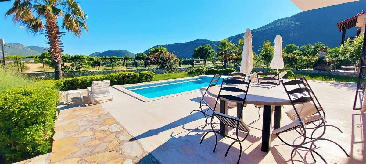 Bezirgan’da Huzurlu, Korunaklı Havuzlu, 6 Kişilik, Ekonomik Villa