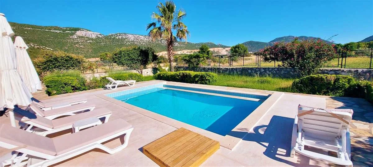 Bezirgan’da Huzurlu, Korunaklı Havuzlu, 6 Kişilik, Ekonomik Villa