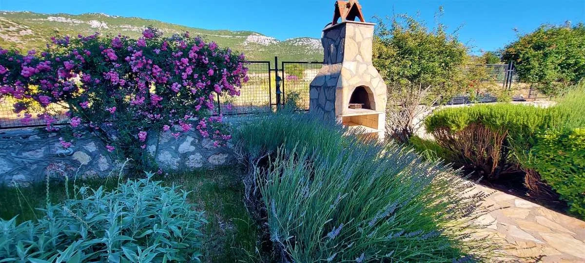 Bezirgan’da Huzurlu, Korunaklı Havuzlu, 6 Kişilik, Ekonomik Villa