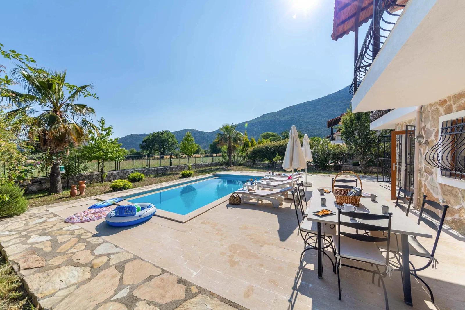 Bezirgan’da Huzurlu, Korunaklı Havuzlu, 3 Yatak Odalı, Ekonomik Villa