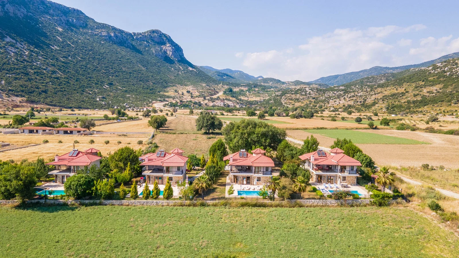 Bezirgan’da Huzurlu, Korunaklı Havuzlu, 3 Yatak Odalı, Ekonomik Villa