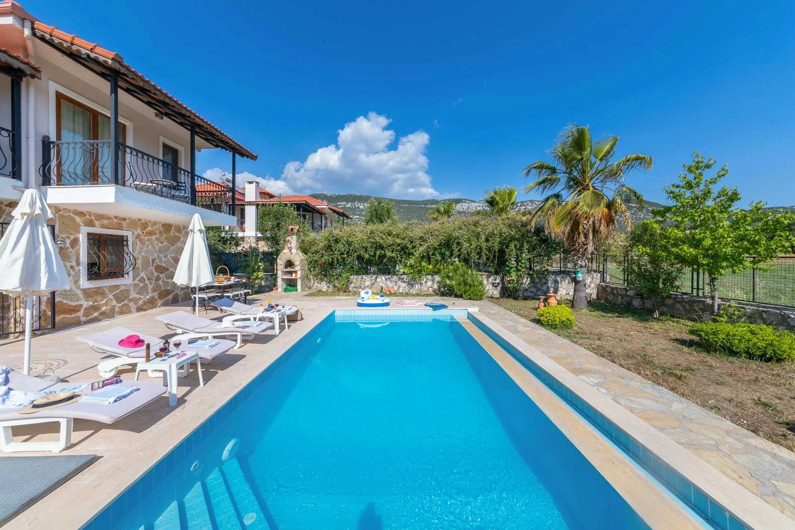 Bezirgan’da Huzurlu, Korunaklı Havuzlu, 3 Yatak Odalı, Ekonomik Villa