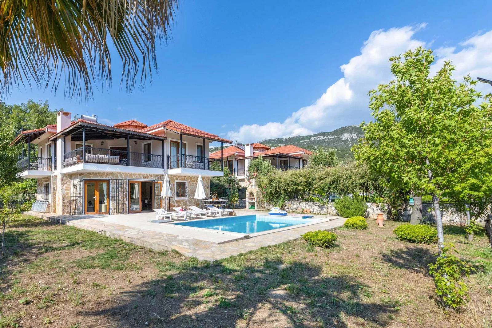 Bezirgan’da Huzurlu, Korunaklı Havuzlu, 3 Yatak Odalı, Ekonomik Villa