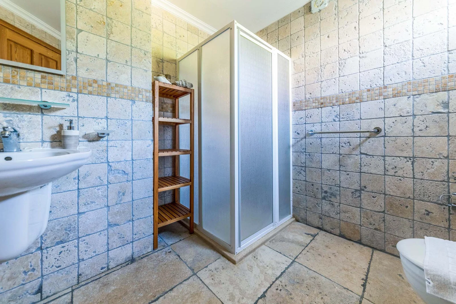 Bezirgan’da Huzurlu, Korunaklı Havuzlu, 3 Yatak Odalı, Ekonomik Villa