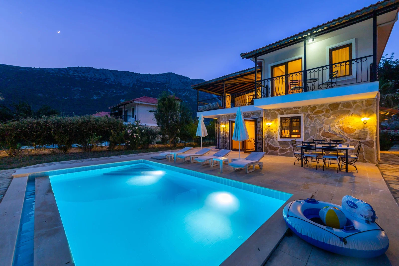 Bezirgan’da Huzurlu, Korunaklı Havuzlu, 3 Yatak Odalı, Ekonomik Villa