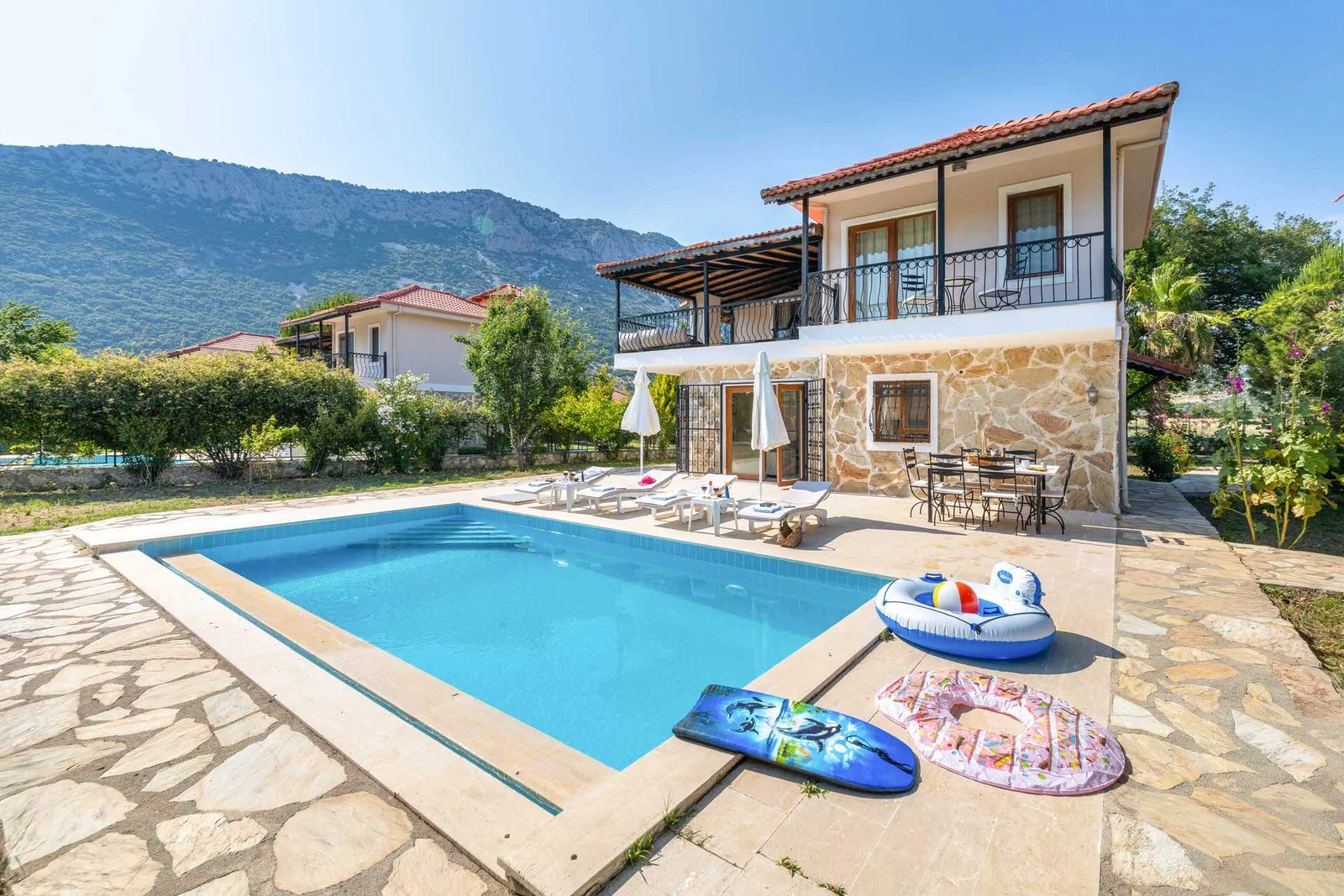 Bezirgan’da Huzurlu, Korunaklı Havuzlu, 3 Yatak Odalı, Ekonomik Villa