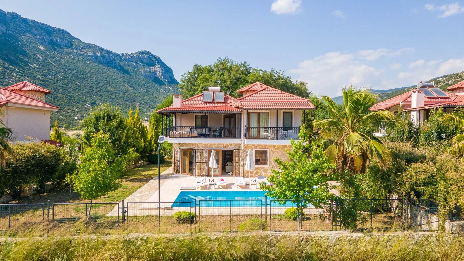 Bezirgan’da Huzurlu, Korunaklı Havuzlu, 3 Yatak Odalı, Ekonomik Villa