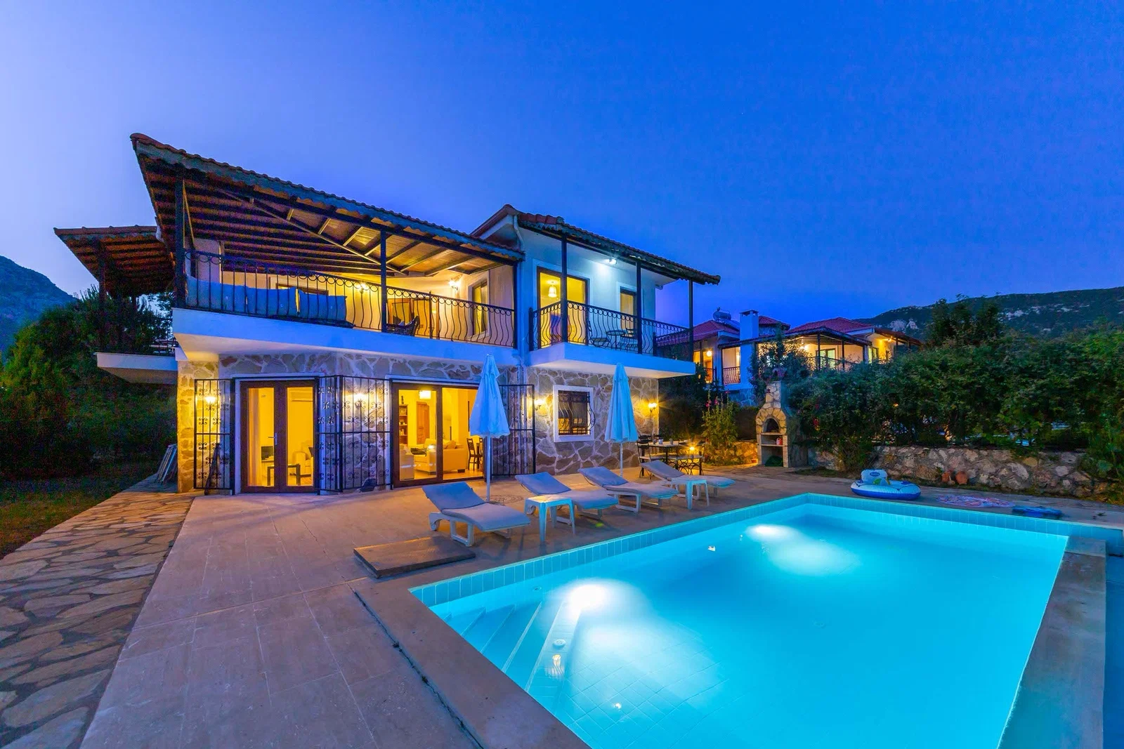 Bezirgan’da Huzurlu, Korunaklı Havuzlu, 3 Yatak Odalı, Ekonomik Villa