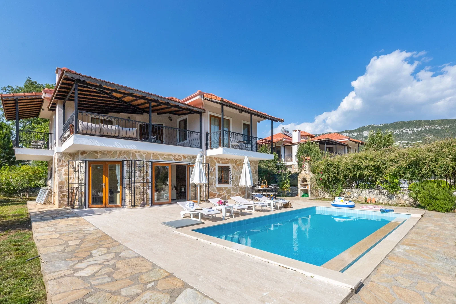 Bezirgan’da Huzurlu, Korunaklı Havuzlu, 3 Yatak Odalı, Ekonomik Villa