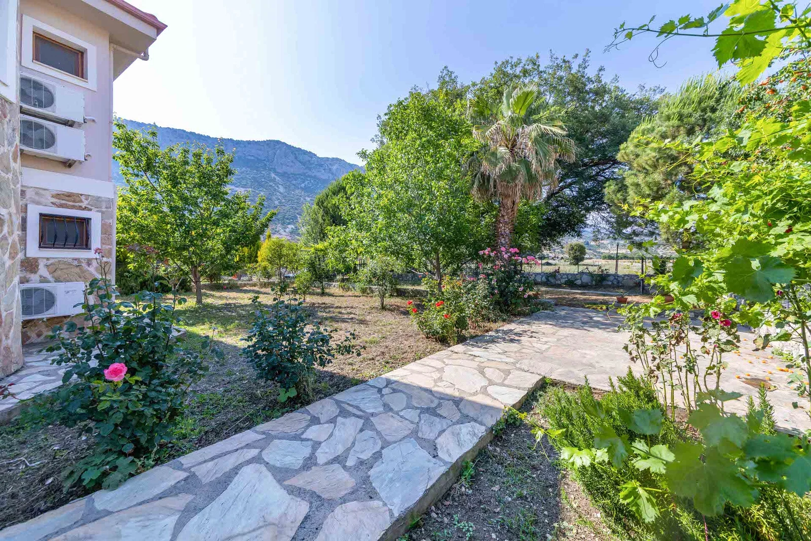 Bezirgan’da Huzurlu, Korunaklı Havuzlu, 3 Yatak Odalı, Ekonomik Villa