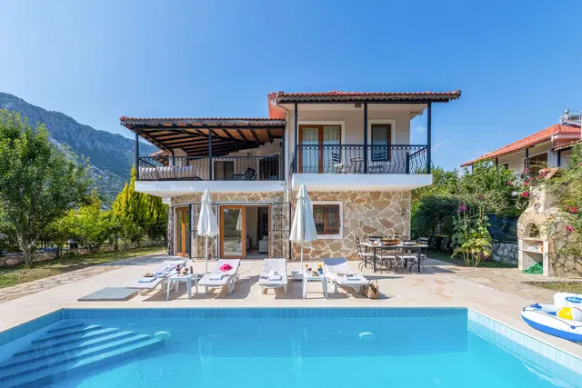 Bezirgan’da Huzurlu, Korunaklı Havuzlu, 3 Yatak Odalı, Ekonomik Villa