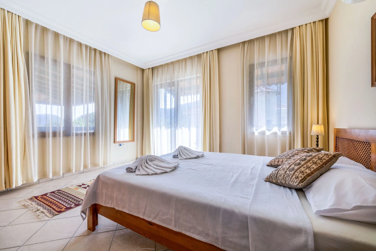 Bezirgan’da Huzurlu, Korunaklı Havuzlu, 3 Yatak Odalı, Ekonomik Villa