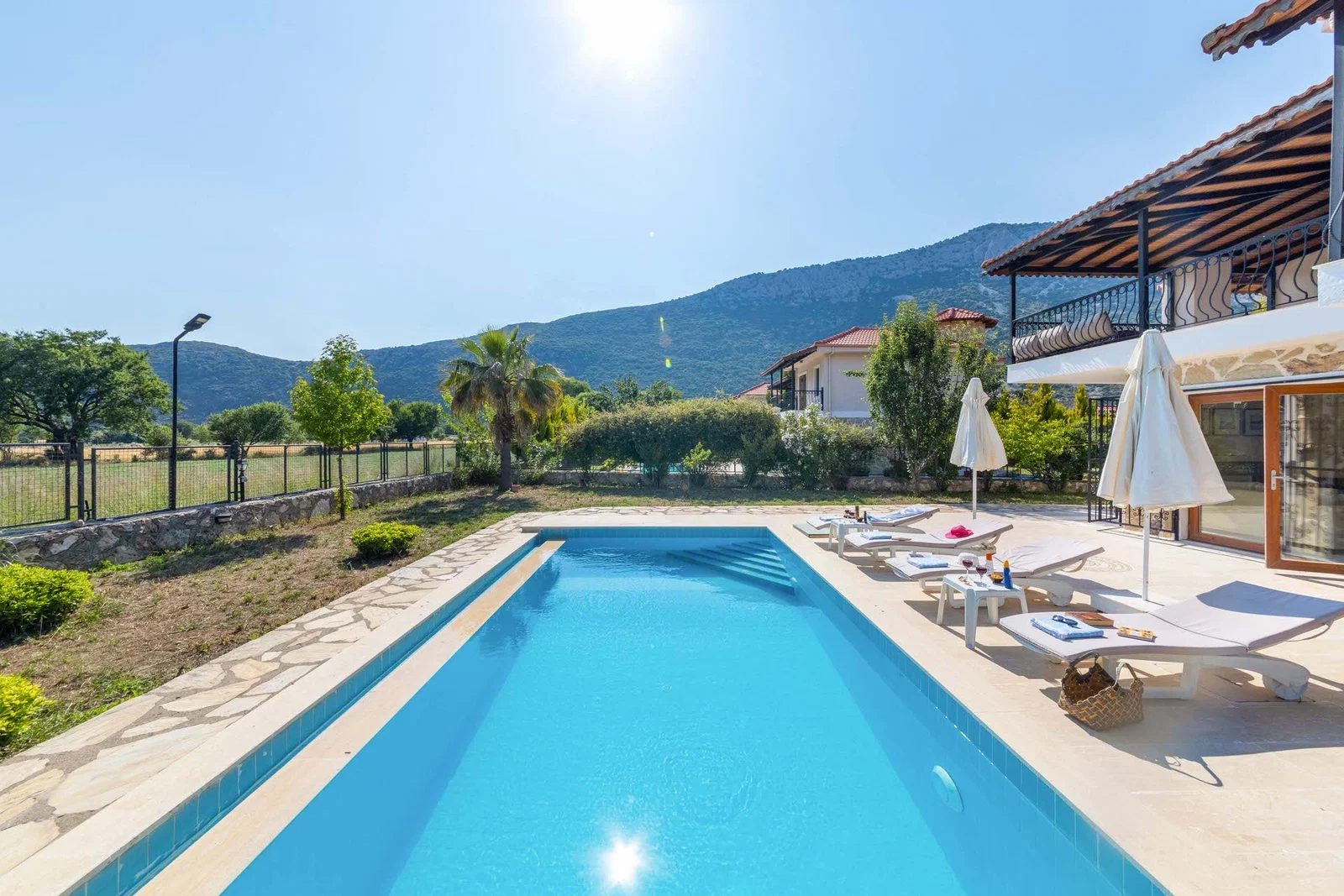 Bezirgan’da Huzurlu, Korunaklı Havuzlu, 3 Yatak Odalı, Ekonomik Villa