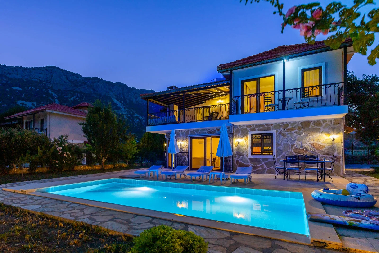 Bezirgan’da Huzurlu, Korunaklı Havuzlu, 3 Yatak Odalı, Ekonomik Villa