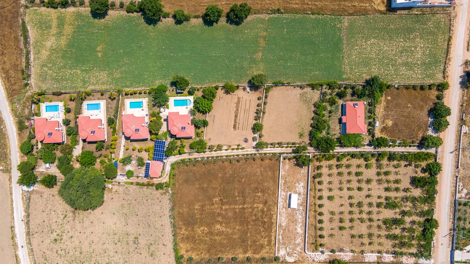 Bezirgan’da Huzurlu, Korunaklı Havuzlu, 3 Yatak Odalı, Ekonomik Villa