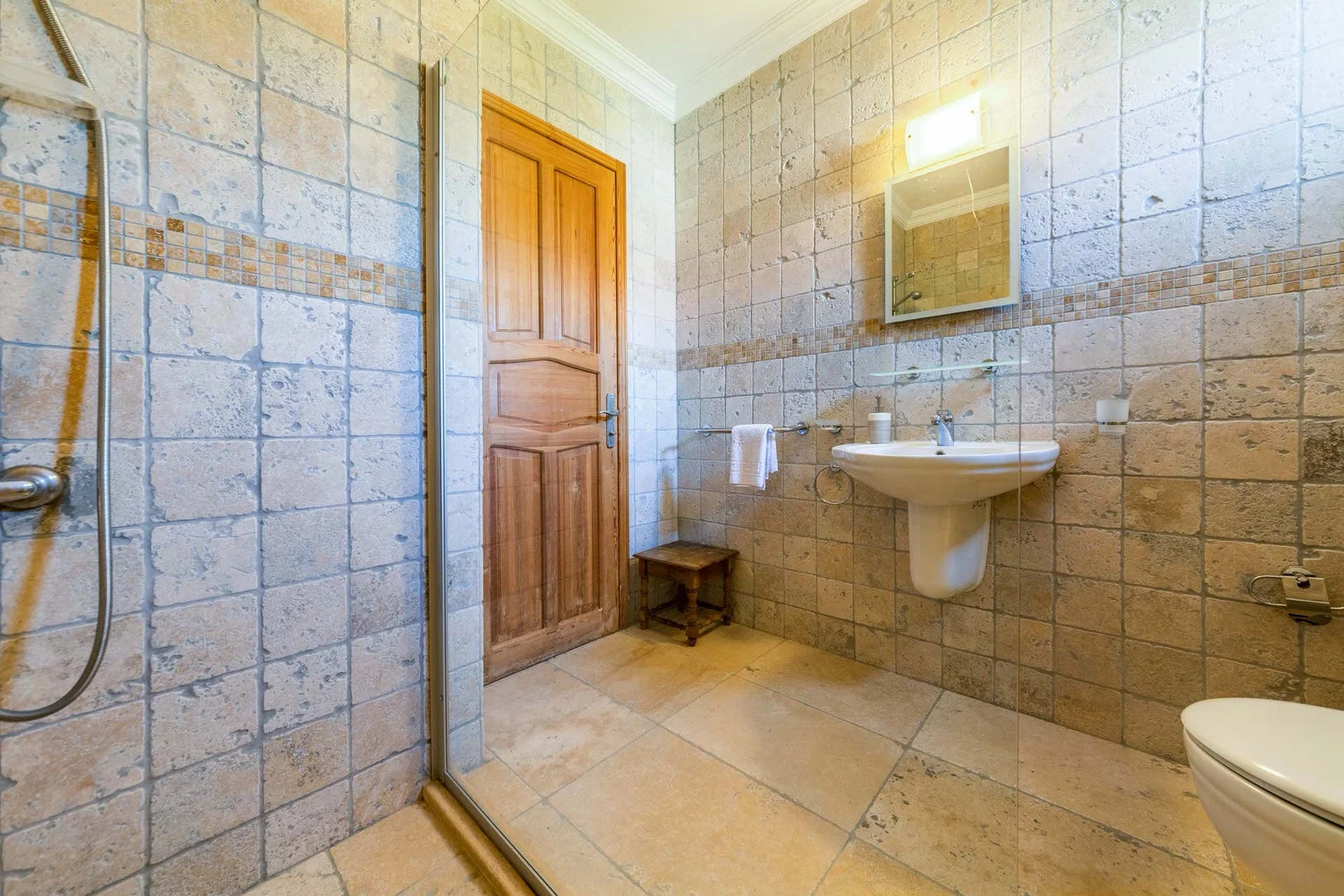 Bezirgan’da Huzurlu, Korunaklı Havuzlu, 3 Yatak Odalı, Ekonomik Villa