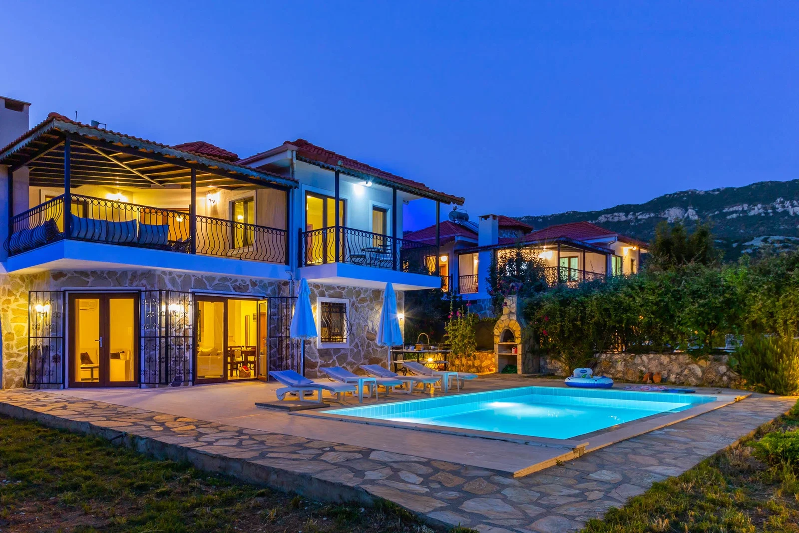 Bezirgan’da Huzurlu, Korunaklı Havuzlu, 3 Yatak Odalı, Ekonomik Villa