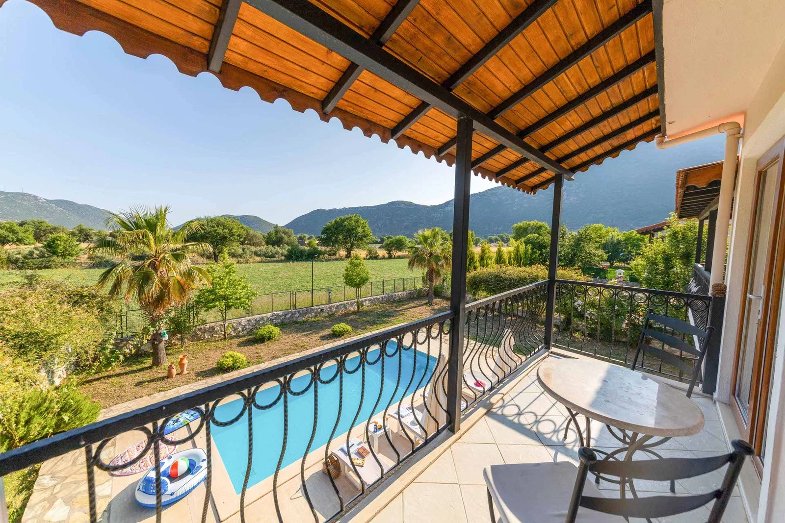 Bezirgan’da Huzurlu, Korunaklı Havuzlu, 3 Yatak Odalı, Ekonomik Villa