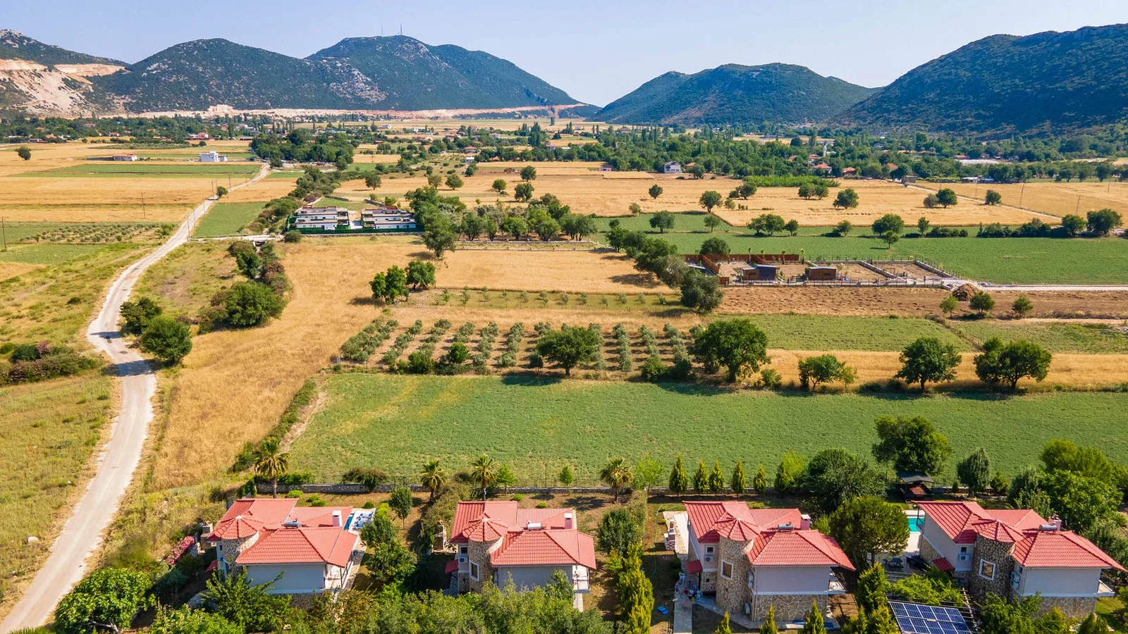 Bezirgan’da Huzurlu, Korunaklı Havuzlu, 3 Yatak Odalı, Ekonomik Villa