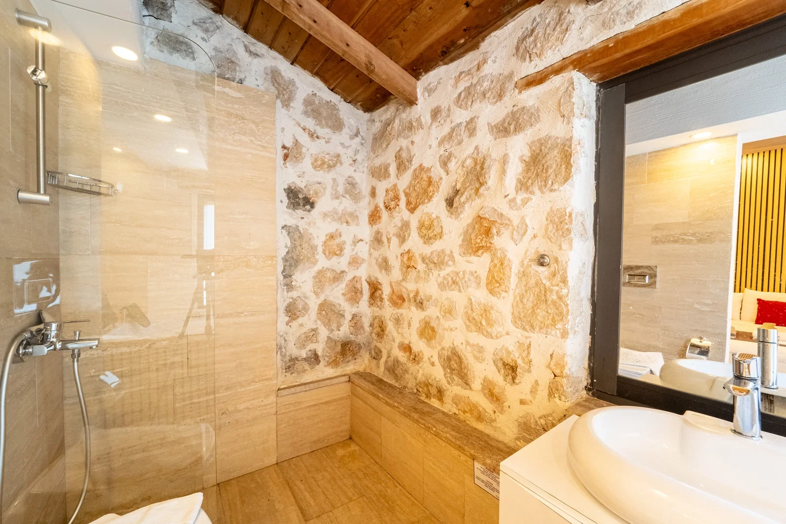 Patara’da Korunaklı, Kapalı Isıtmalı Havuzlu, Jakuzili, Ekonomik Villa
